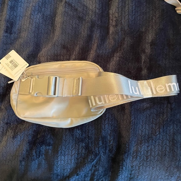 Lululemon Everywhere Belt Bag- Silver/White - Picture 8 of 8